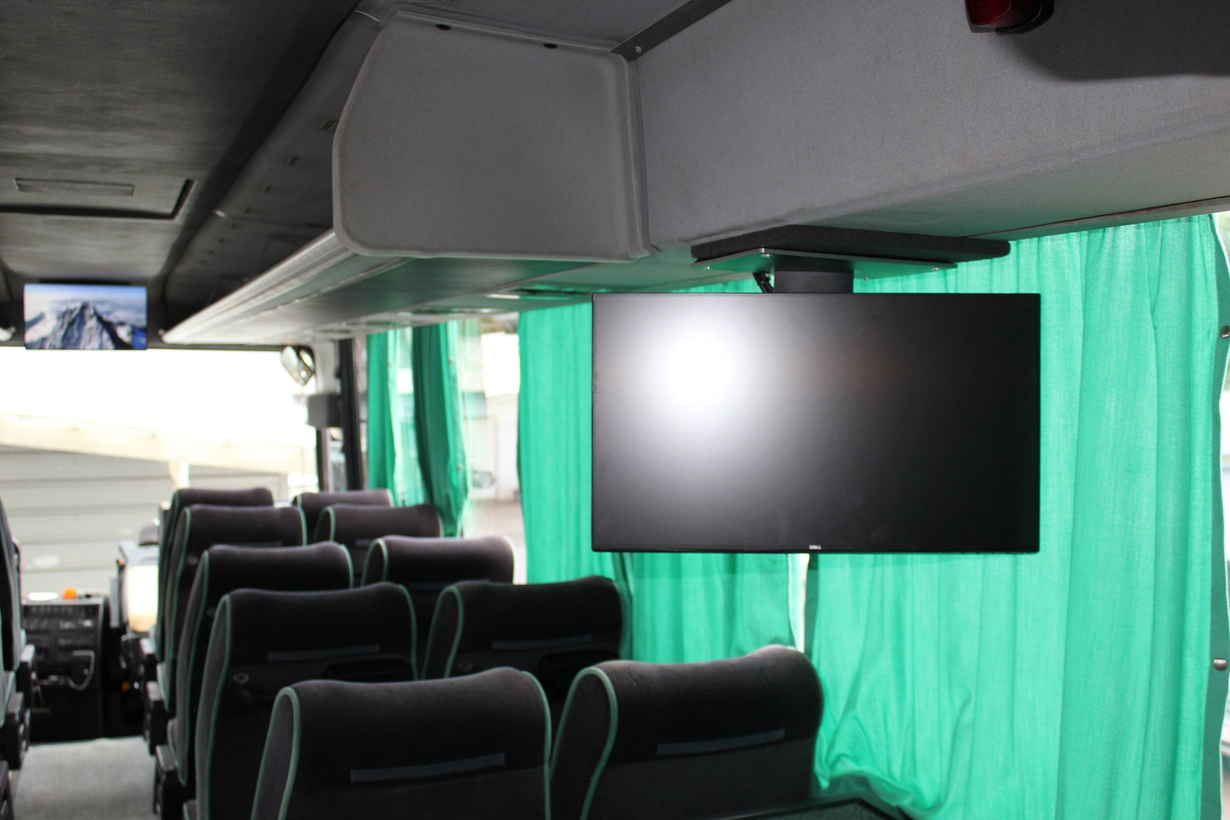 Installation of monitors, IP TV, Wifi, HD player on the bus 