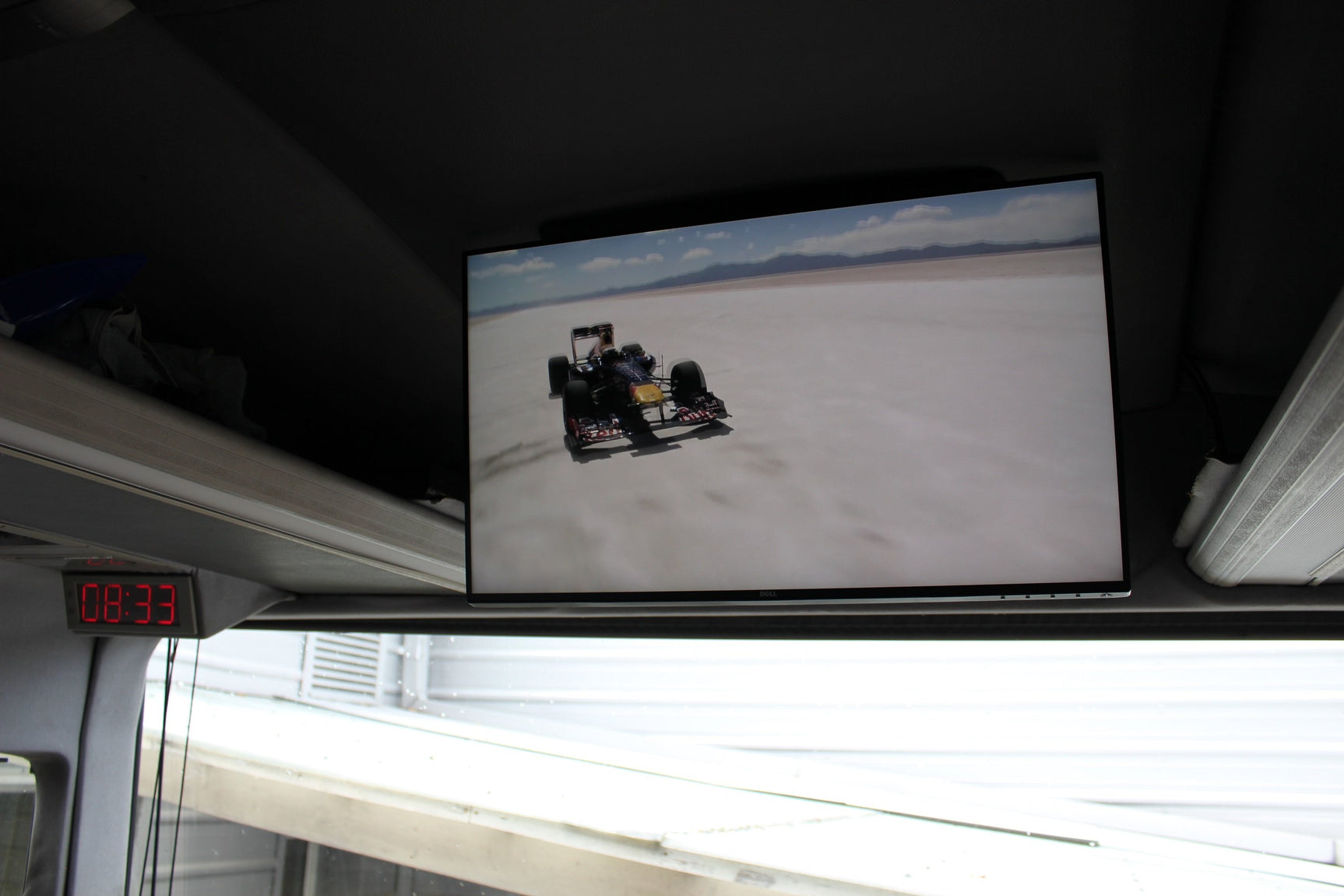 Installation of monitors, IP TV, Wifi, HD player on the bus 