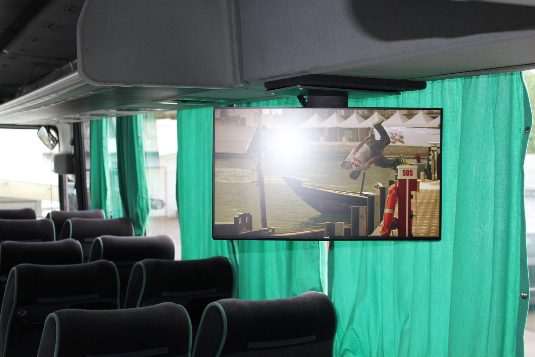 Installation of monitors, IP TV, Wifi, HD player on the bus 