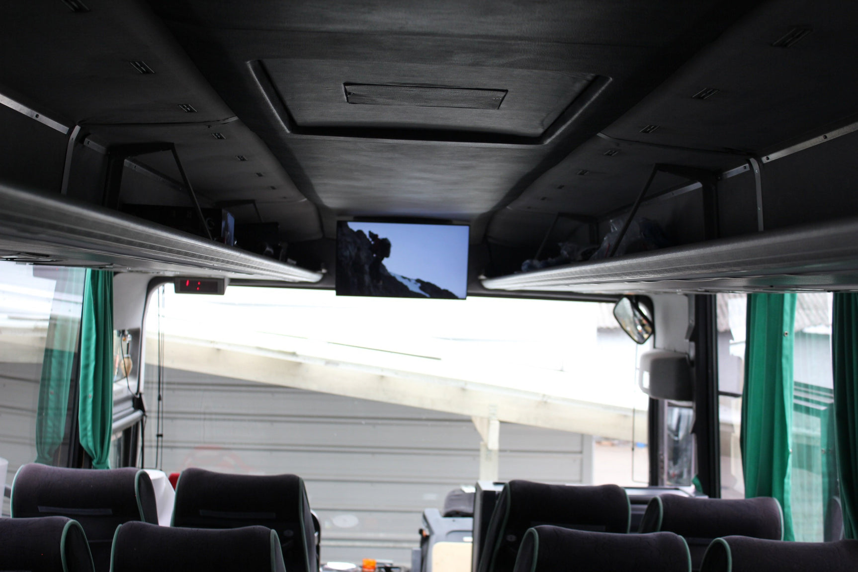 Installation of monitors, IP TV, Wifi, HD player on the bus 