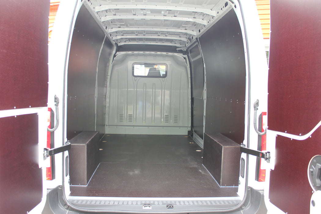 Krovininis furgonas krovinų skyriaus apdirbimas drėgmei atsparia faniera Autogarsas paslaugos Autogarsas AUTOGARSAS.LT