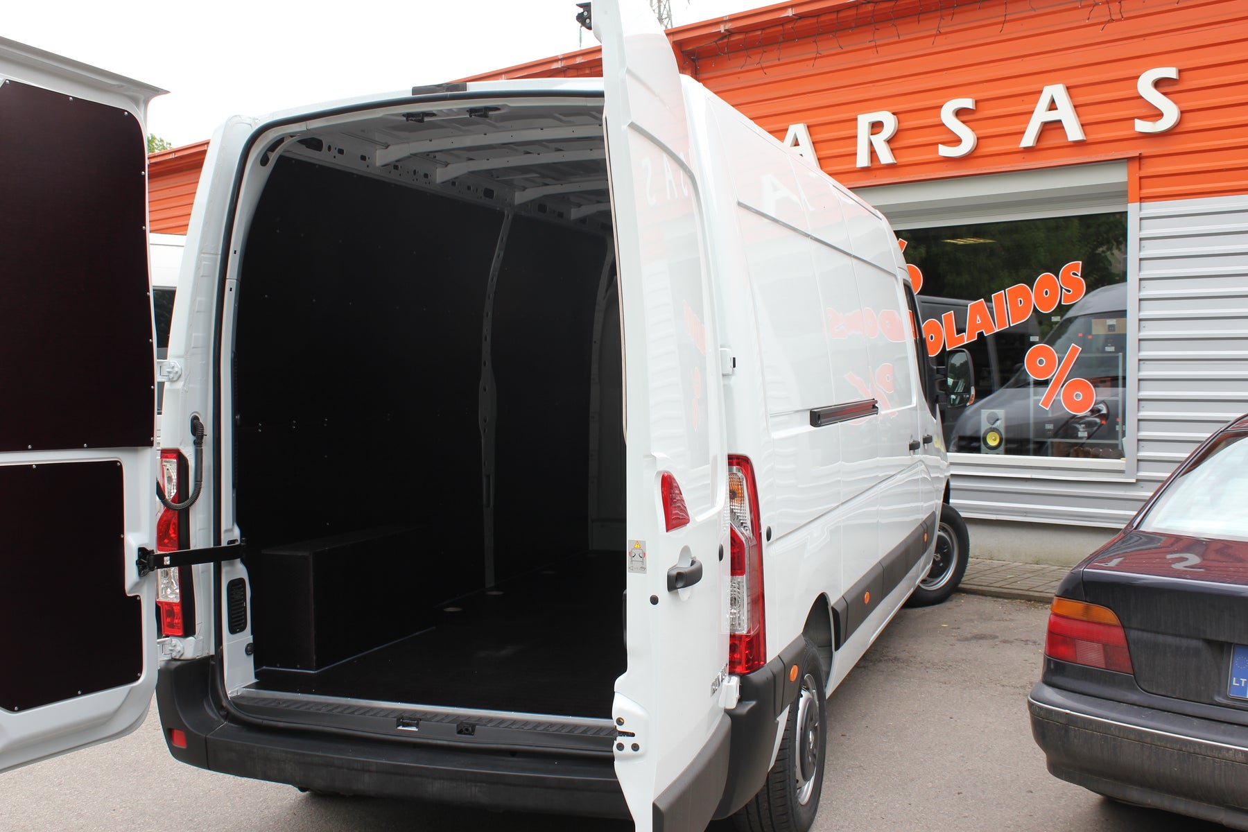 Krovininis furgonas krovinų skyriaus apdirbimas drėgmei atsparia faniera Autogarsas paslaugos Autogarsas AUTOGARSAS.LT