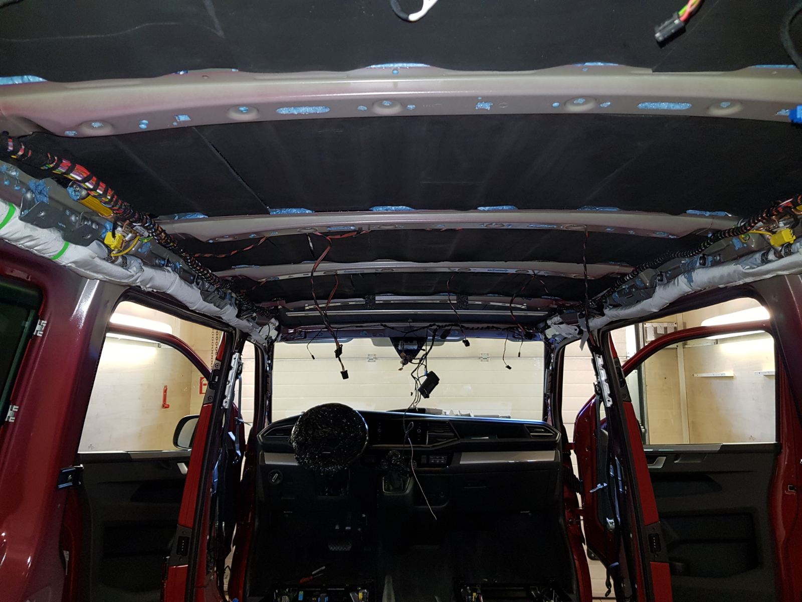 VW Multivan 2020 garso aparatūra ir garso izoliacija
