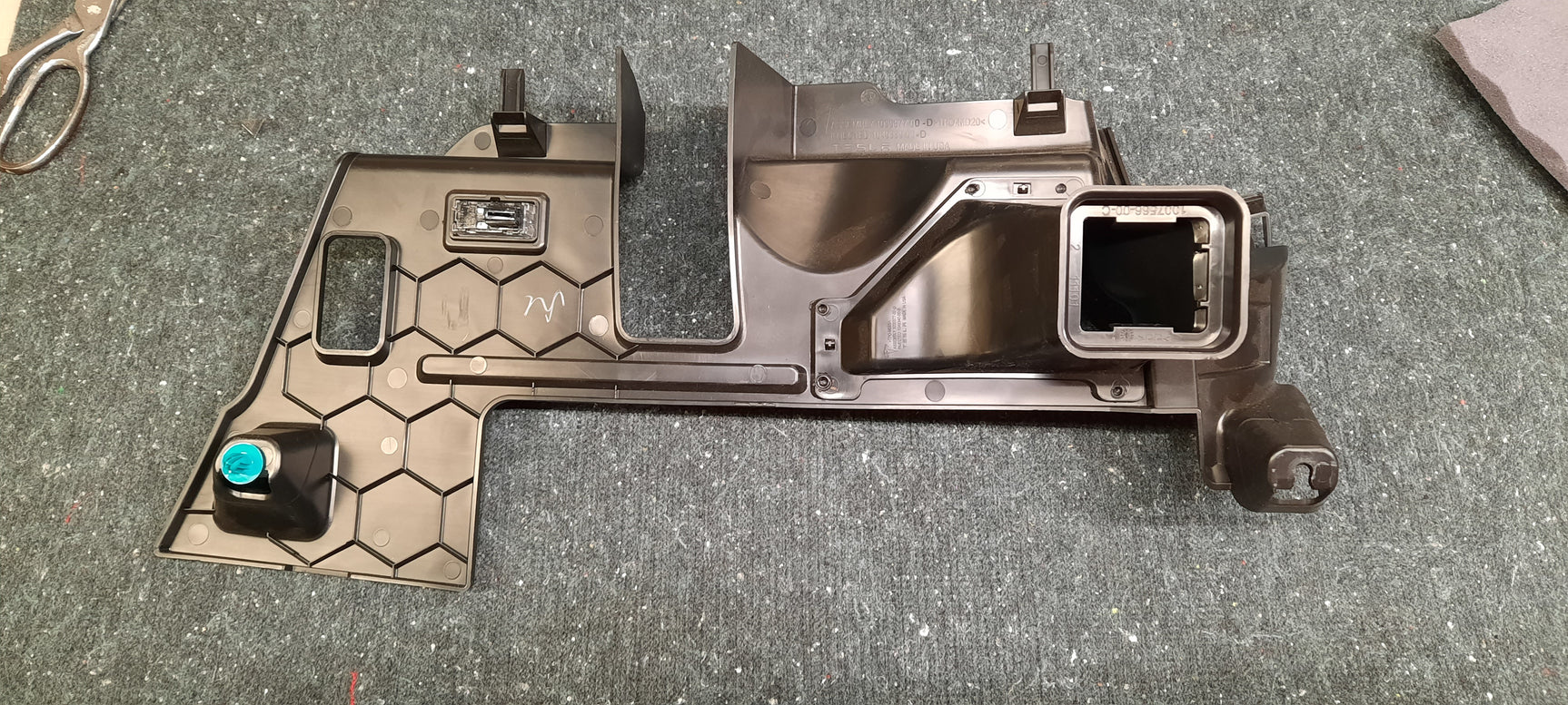 Tesla Model X Pilna garso izoliacija