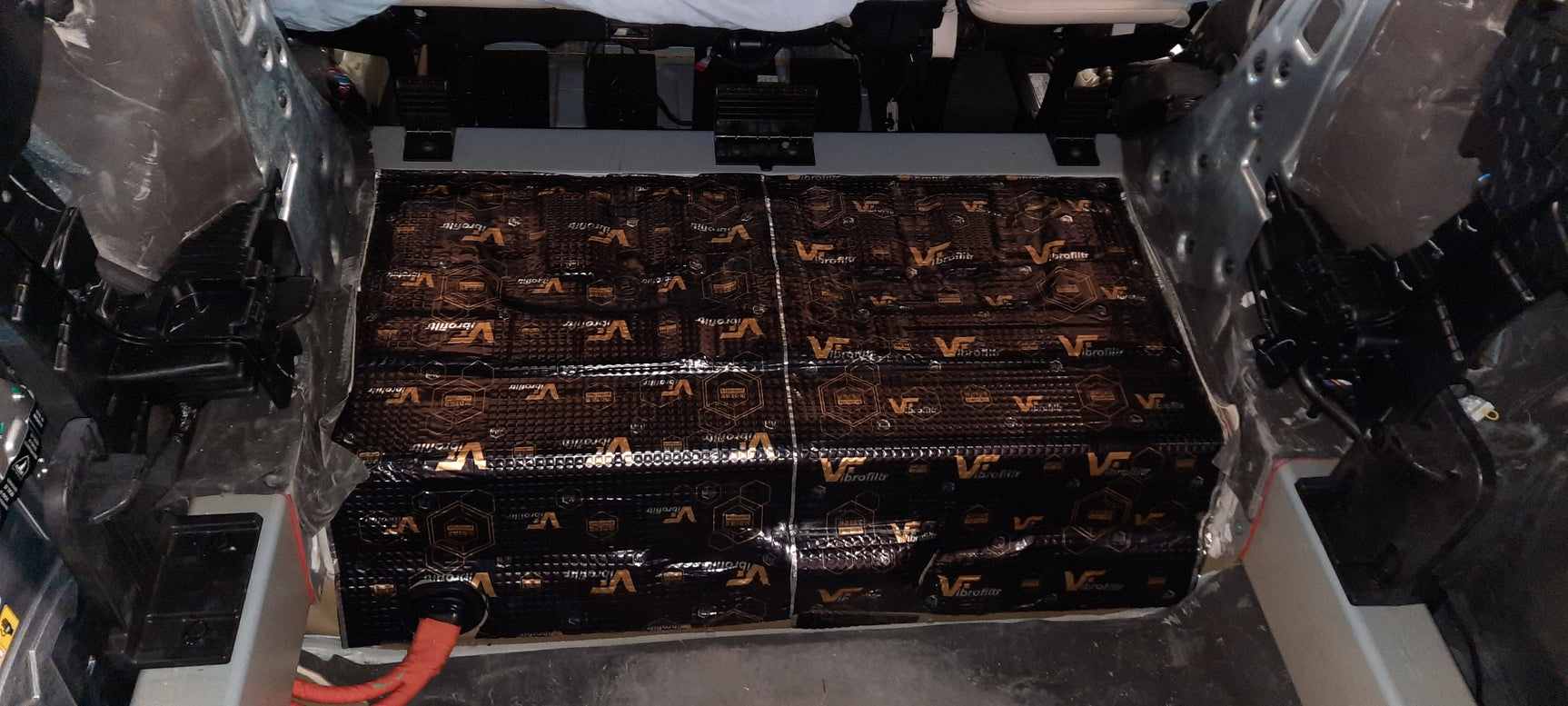 Tesla Model X Pilna garso izoliacija