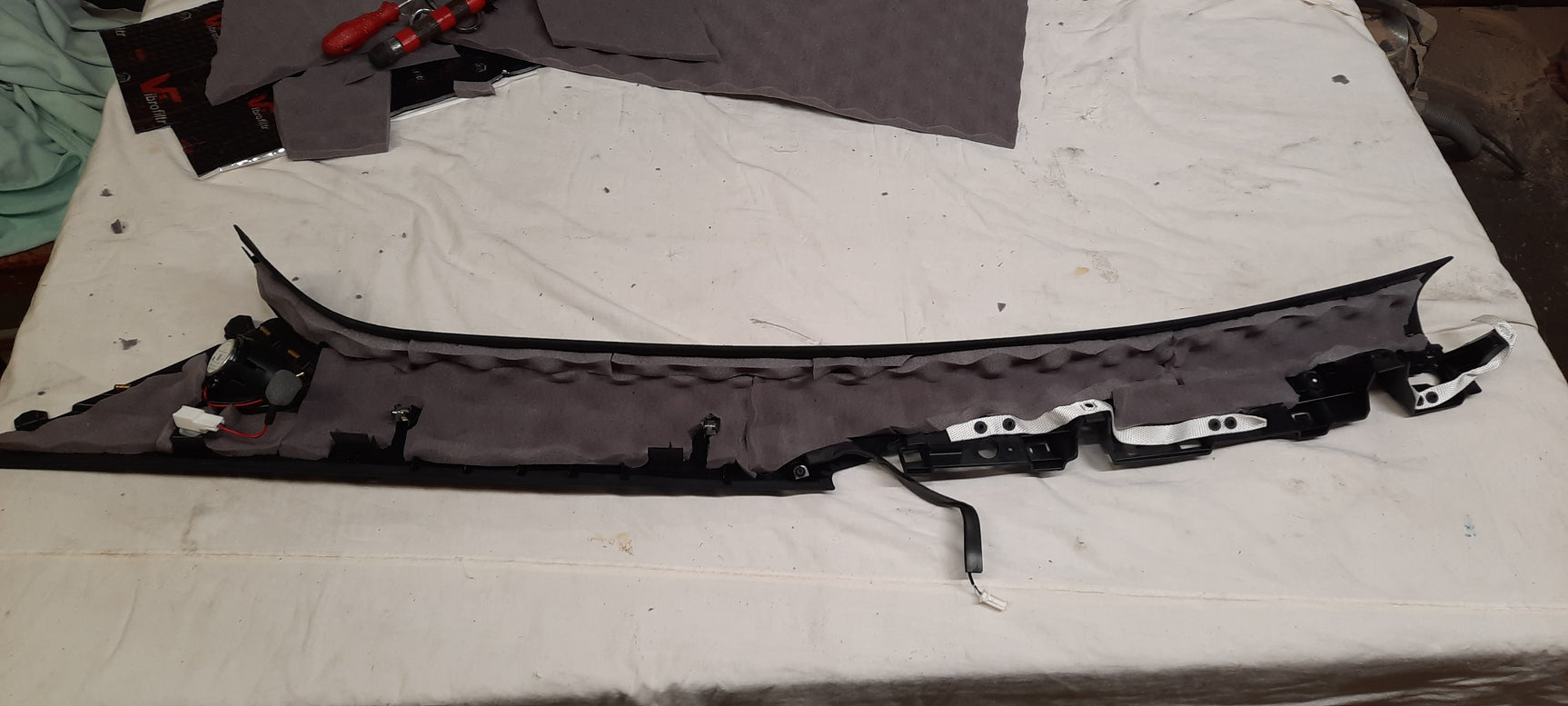 Tesla Model X Pilna garso izoliacija