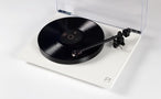 Rega Planar 1 PLUS, patefonas baltas kampu