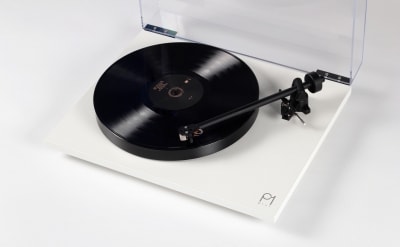 Rega Planar 1 PLUS, patefonas baltas kampu