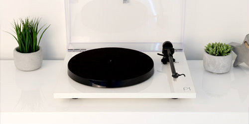 Rega Planar 1 PLUS, patefonas - baltas